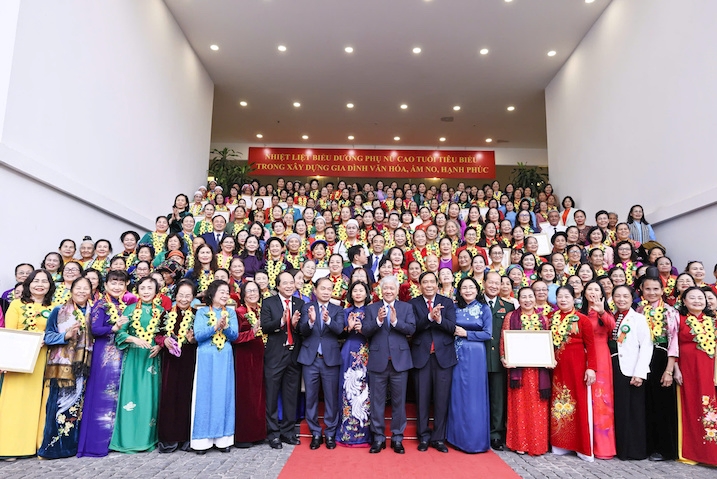 Célébration de 291 femmes âgées exemplaires à travers le Vietnam
