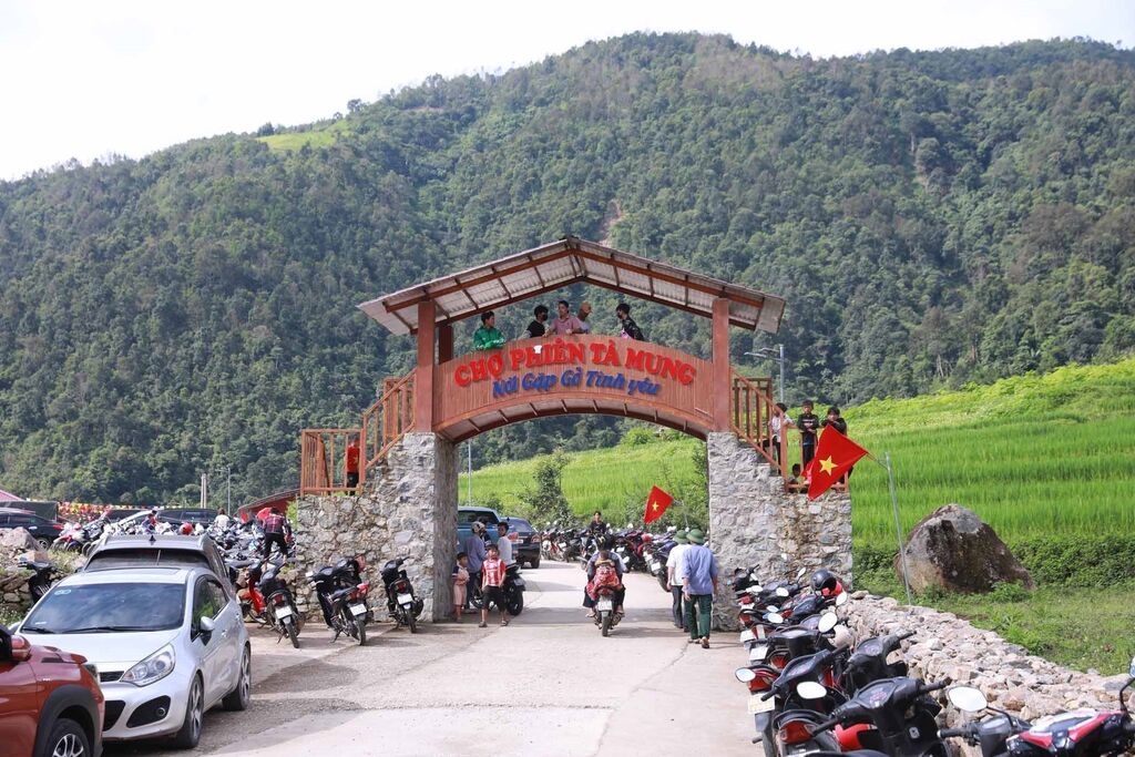 L’ambiance animée du marché de Tà Mung à Lai Châu
