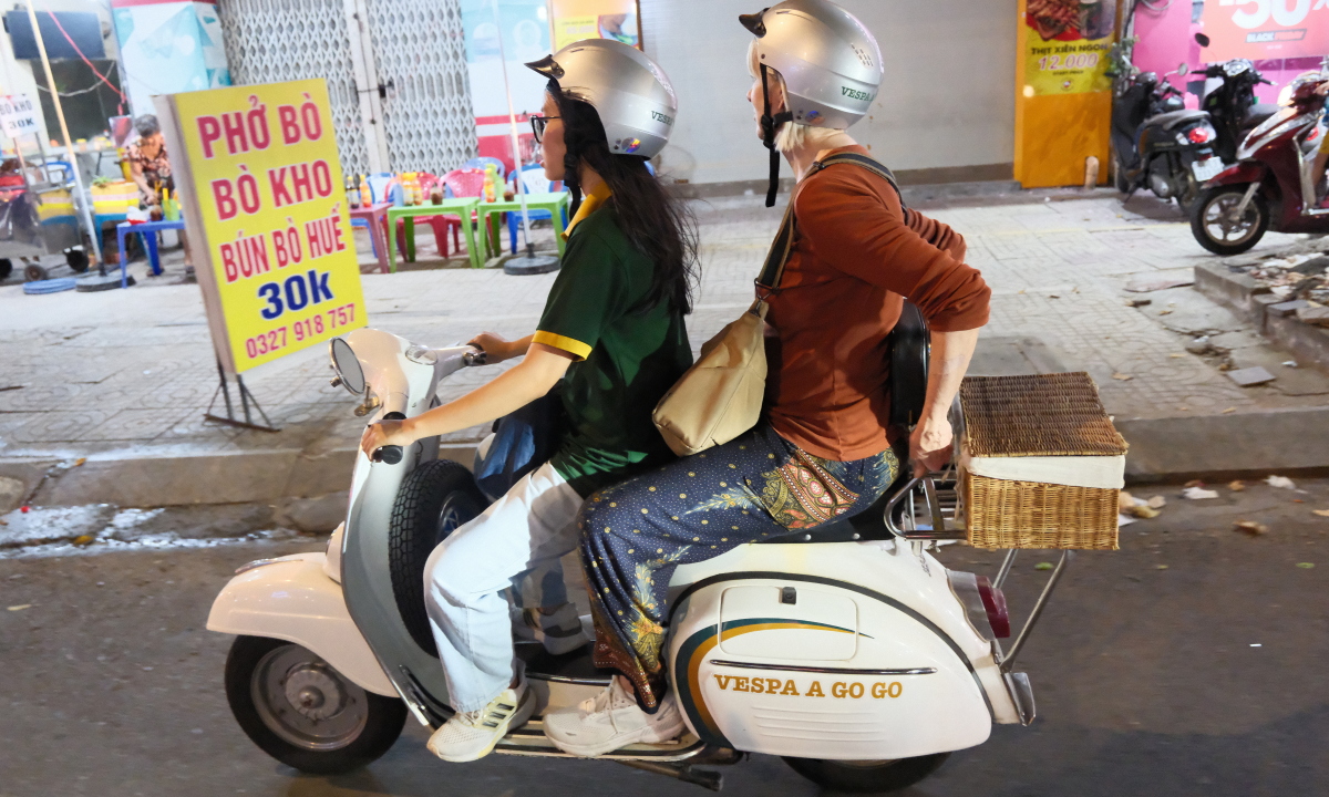 À travers les rues de Hô Chi Minh-Ville en Vespa Une aventure culinaire unique