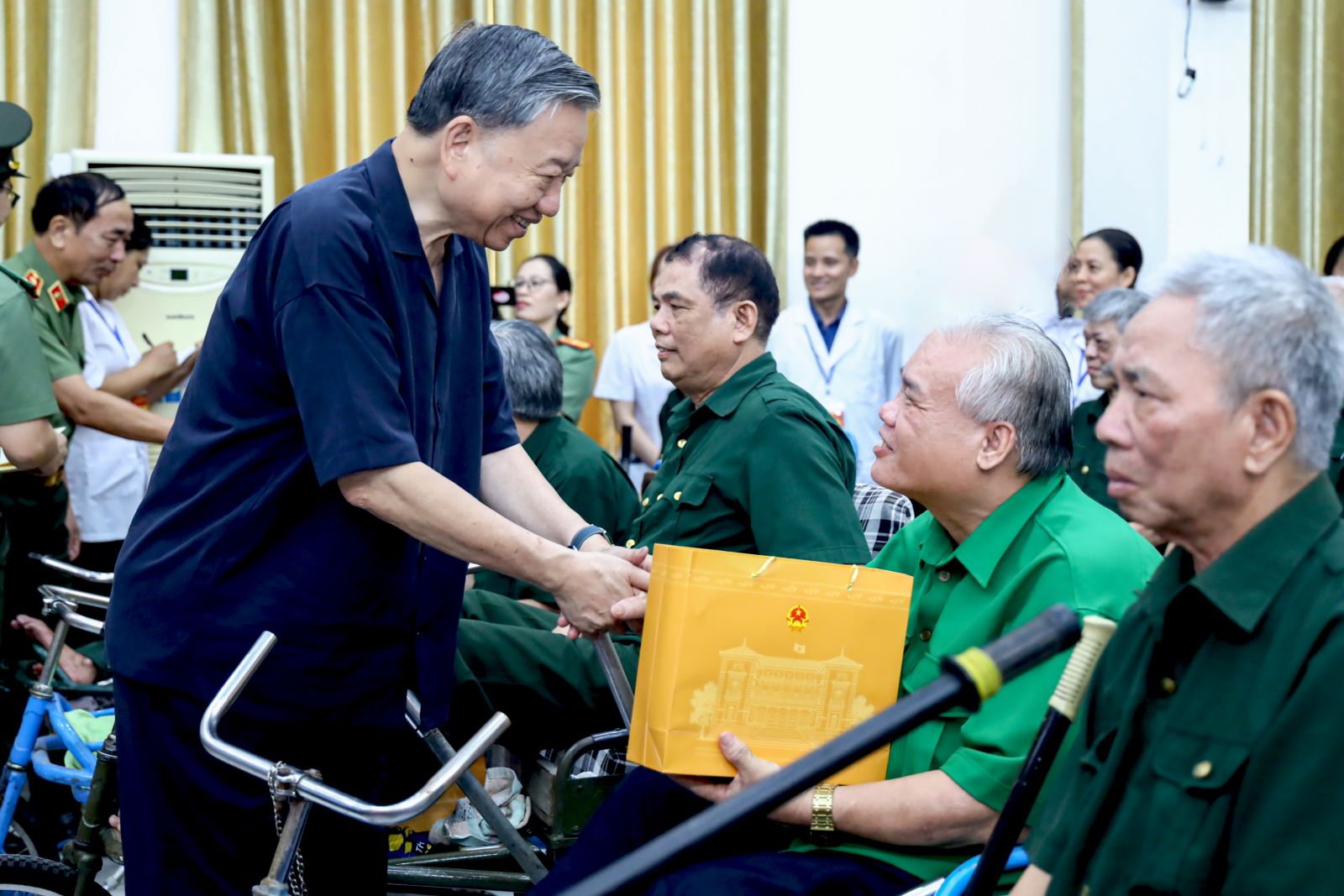 Le chef de l État rend visite au centre de soin d invalides de guerre de Thuan Thanh