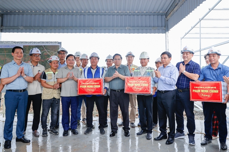 Le Premier ministre Pham Minh Chinh inspecte des projets d infrastructures à Bac Ninh