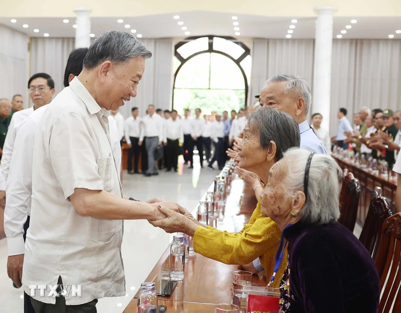 À Dông Thap, le leader du Parti visite les mères héroïnes et les contributeurs de la révolution