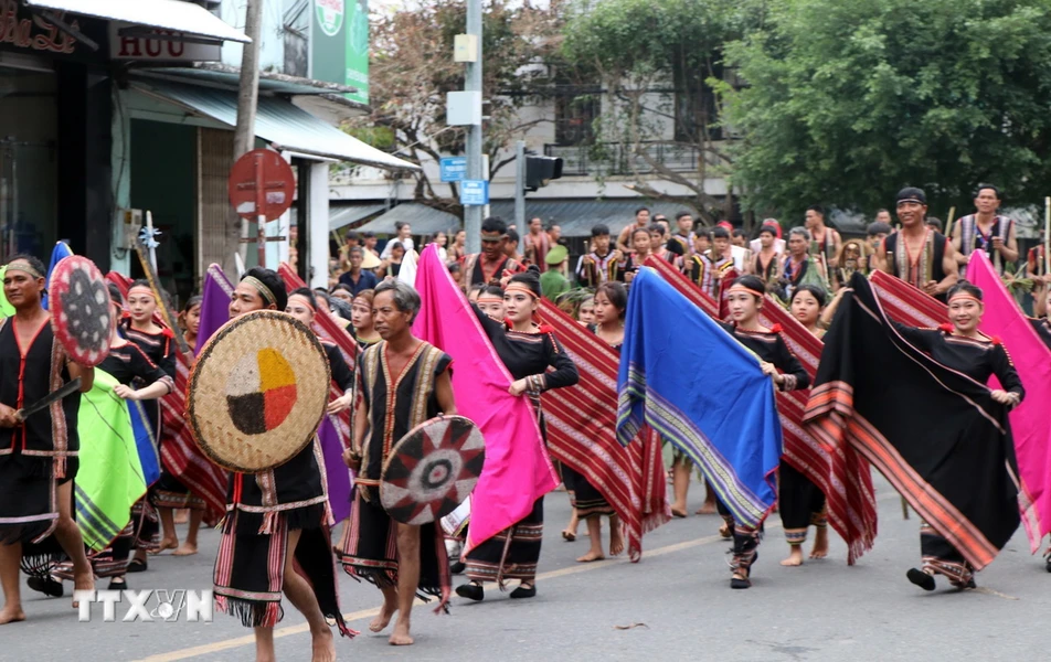 Kon Tum s enflamme un festival de rue inoubliable