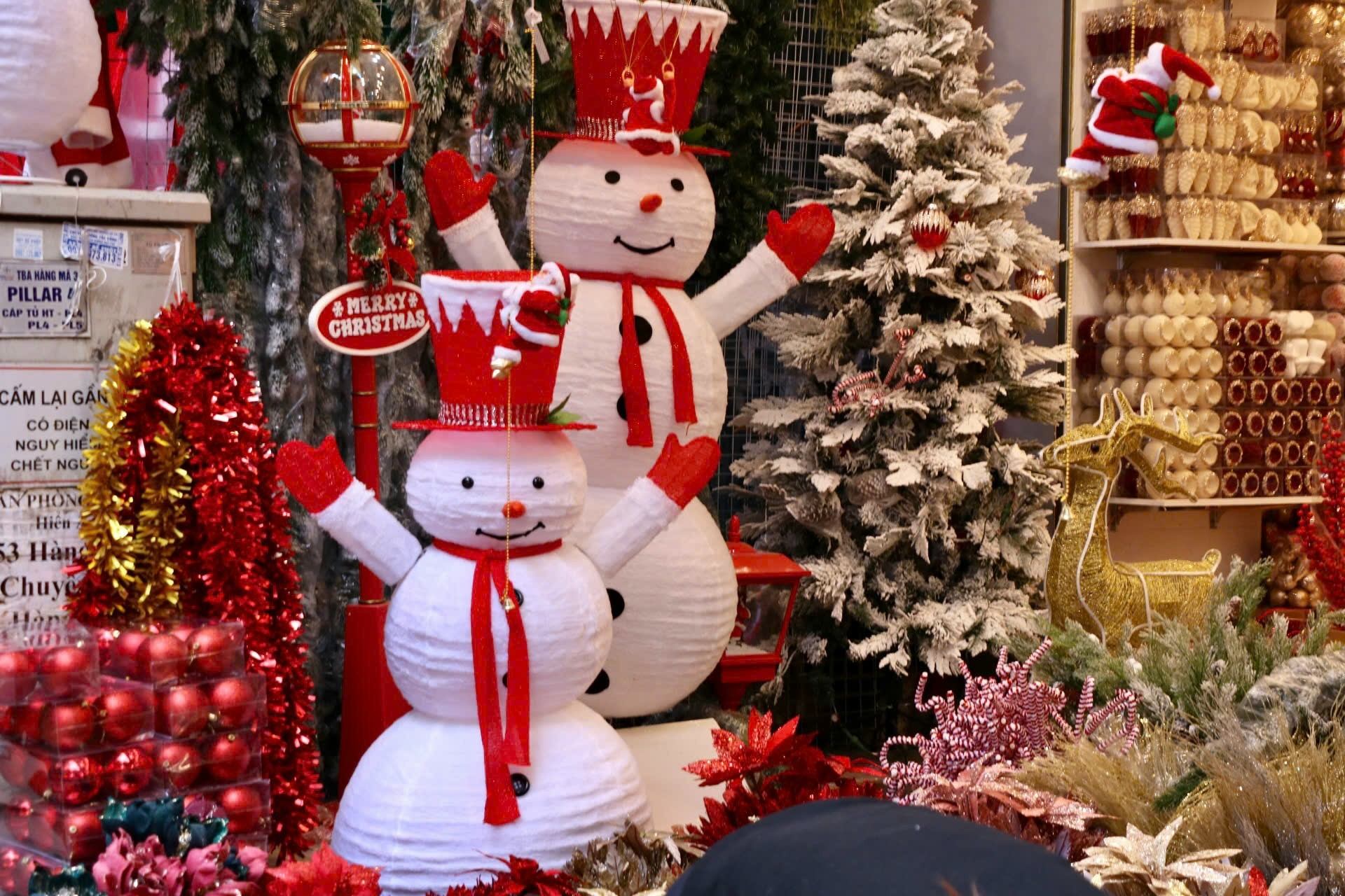 Le marché des décorations et cadeaux de Noël s anime à Hanoï