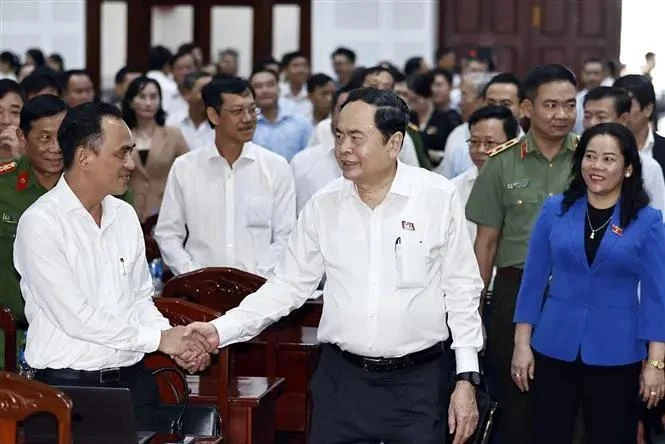 Le président de l Assemblée nationale rencontre des électeurs de Hau Giang