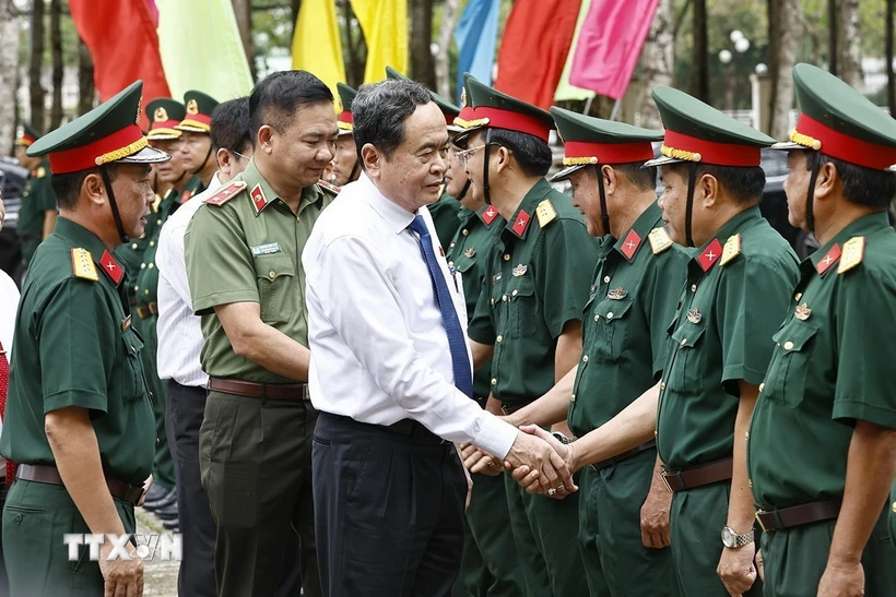 Le président de l Assemblée nationale rend visite au commandement militaire de Hau Giang