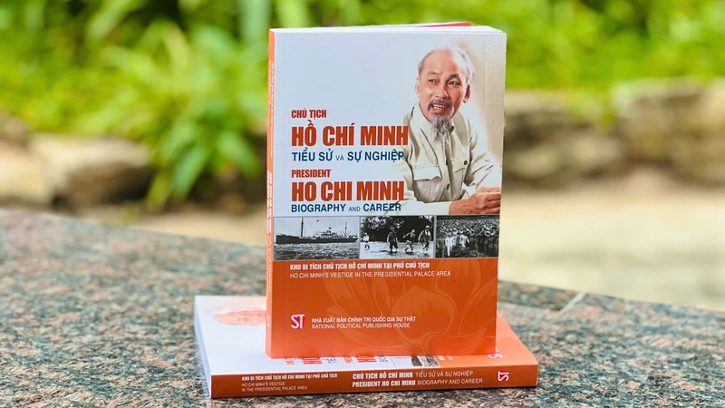 Publication d’une biographie bilingue sur la vie et la carrière du Président Hô Chi Minh
