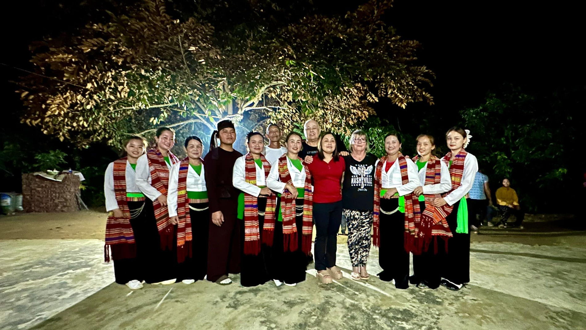 Du riz aux buffles des touristes étrangers s immergent dans la vie rurale vietnamienne