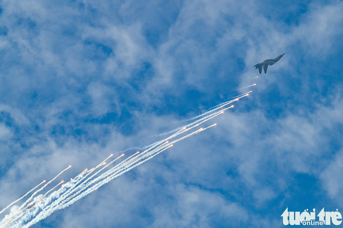 Des performances spectaculaires à l’ouverture du Salon de la défense du Vietnam 2024