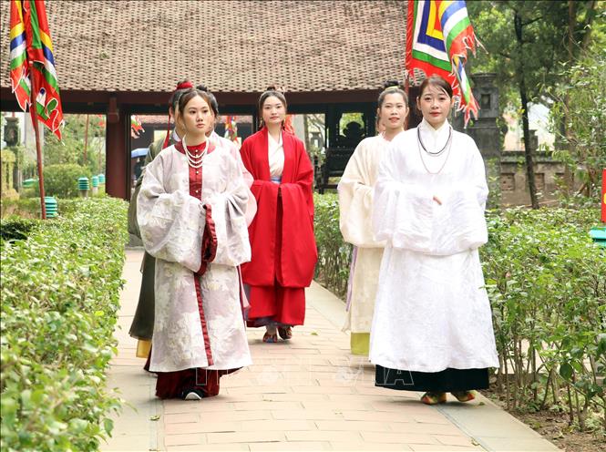 Honorer la beauté des costumes anciens vietnamiens
