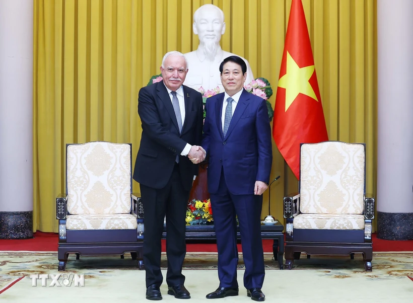 Le président Luong Cuong reçoit l envoyé spécial du président palestinien