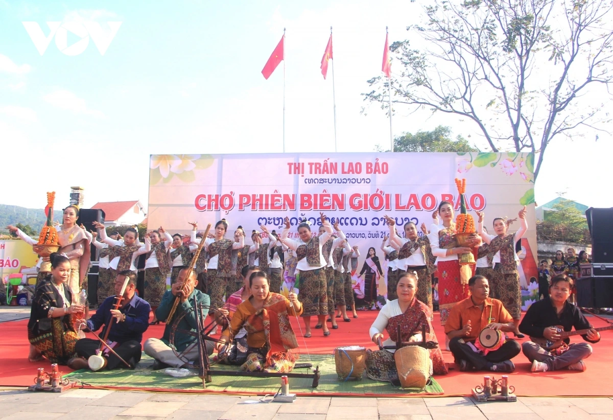 Fête du Têt à la frontière Un marché haut en couleurs entre Vietnam et Laos