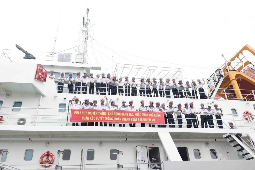 Visite aux soldats et aux habitants du district insulaire de Truong Sa
