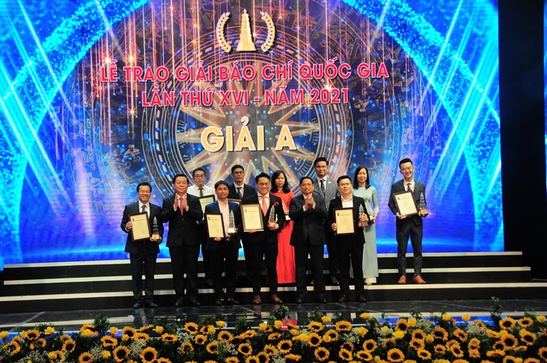 范明正总理出席2021年第十六届国家新闻奖颁奖典礼