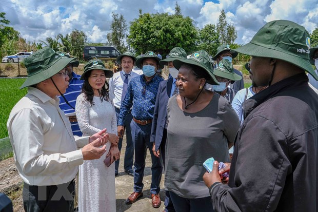 莫桑比克议会议长走访九龙江平原水稻研究院