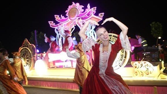 太阳节街头游行活动开启岘港精彩夏天