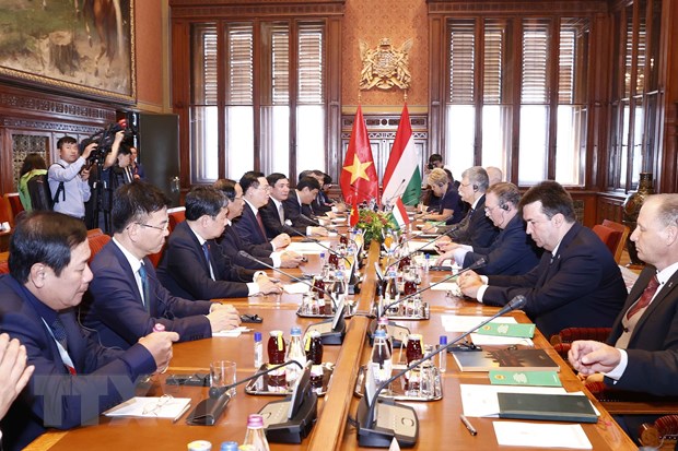 越南国会主席与匈牙利国会主席举行会谈
