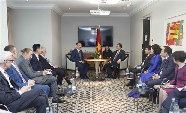 越南国会主席王廷惠会见对越投资的英企代表