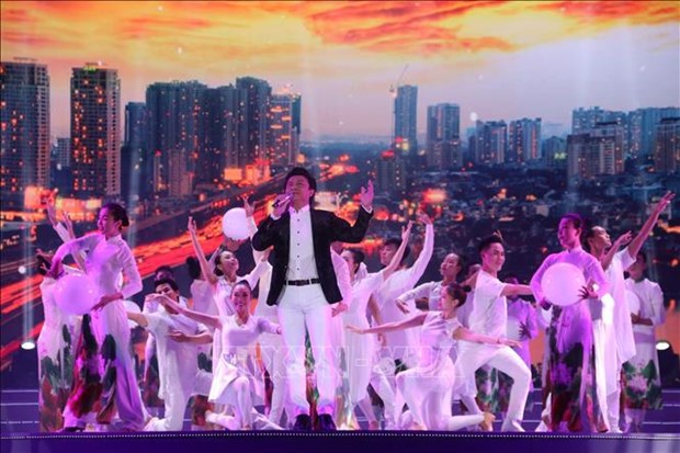 “胡志明市—灿烂的金色名称”文艺晚会精彩纷呈