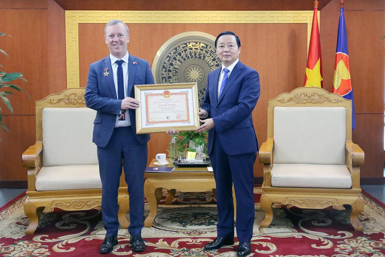 陈红河部长向英国驻越南大使加雷思瓦德授予纪念章