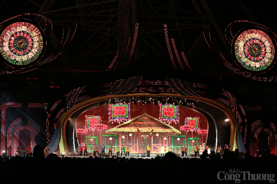 岘港市“带我到太阳”音乐会吸引数万国内外游客参加