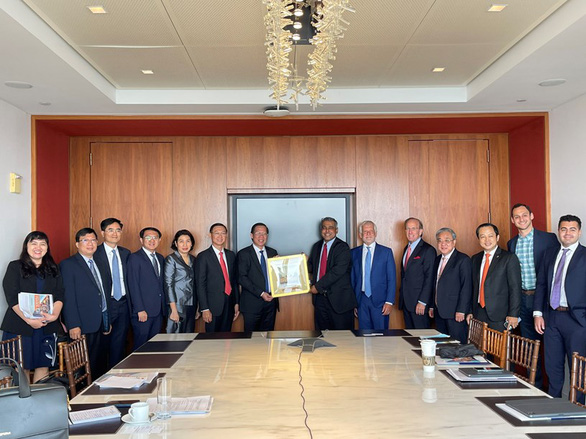 胡志明市高级代表团访问美国