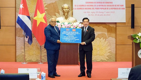 越南国会向古巴国会移交赠品