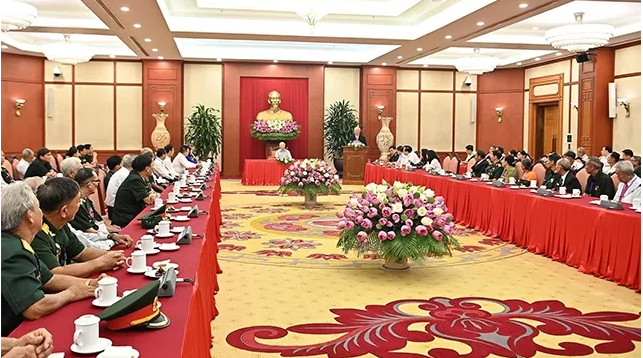 阮富仲总书记会见全国为革命立功者代表