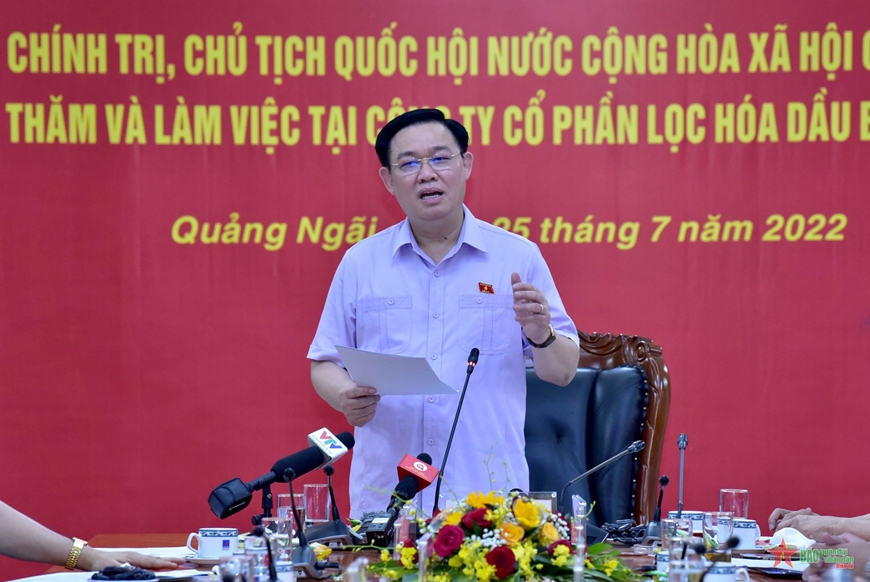 国会主席王廷惠对平山炼油厂股份公司进行视察