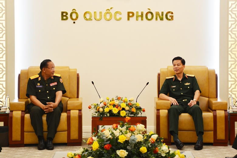 越南人民军副总参谋长阮仲平中将会见老挝凯山•丰威汉国防学院院长