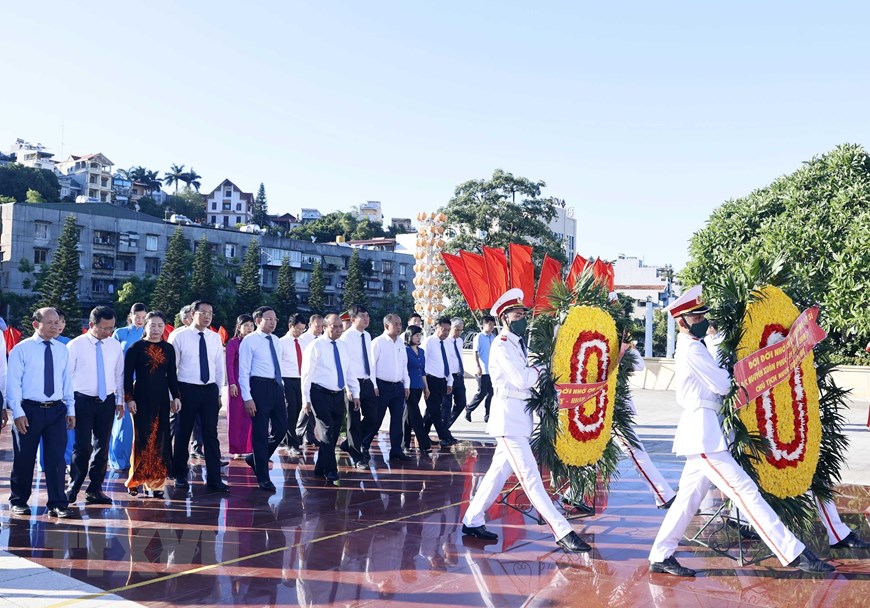 越南国家主席阮春福在广宁省英雄烈士纪念碑前上香