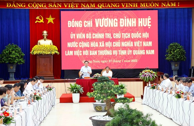 国会主席王廷惠视察广南省与该省省委常委座谈