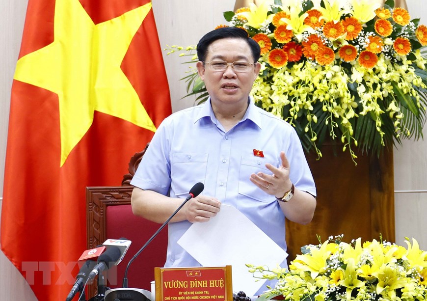 国会主席王廷惠与广义省委常委会举行工作会谈