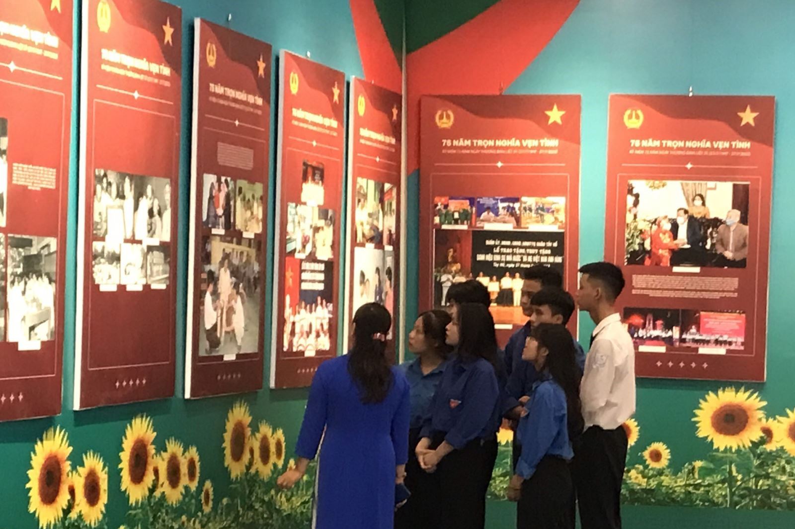 纪念荣军烈士日75周年摄影展开展