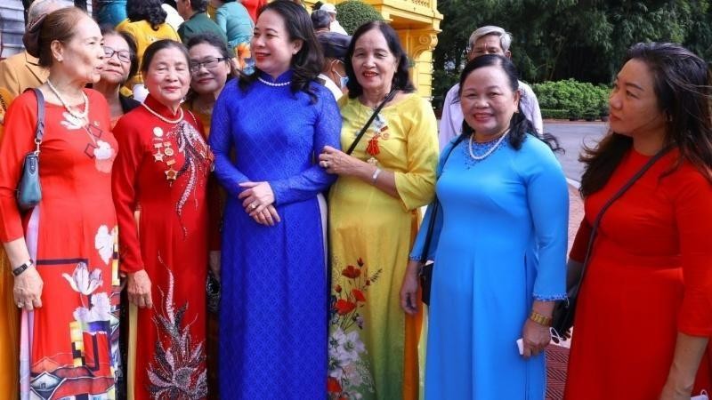 国家副主席武氏英春会见平定省为国立功者代表团