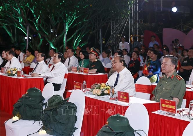 越南党和国家领导人出席“和平壮歌”艺术晚会