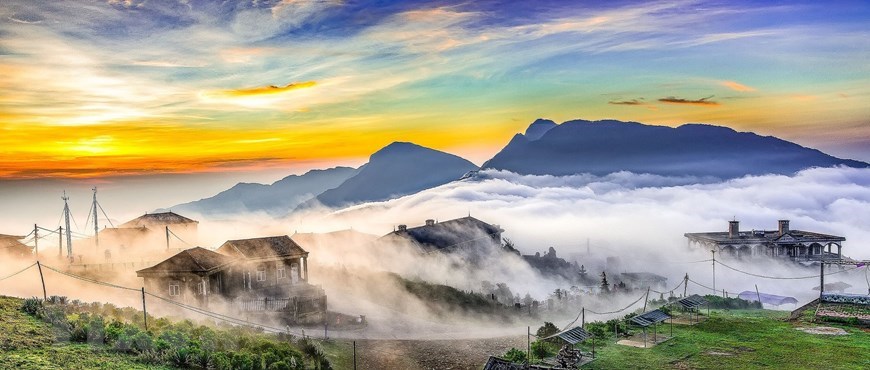 母山峰顶自然美景让游客迷醉 组图）