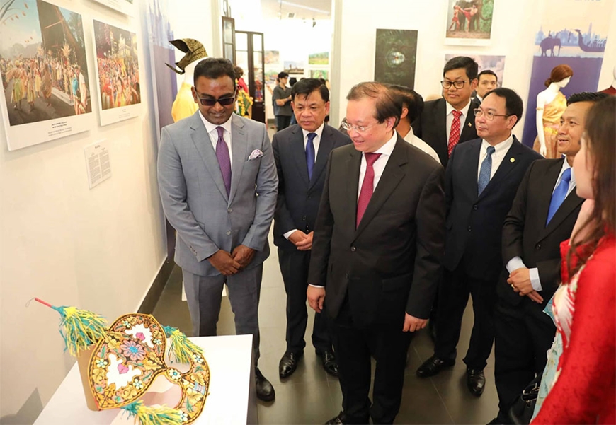 “东盟文化色彩”展览会推崇传统价值