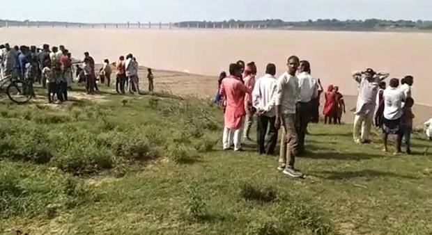 印度一超载船只倾覆20人死亡，10余人失踪