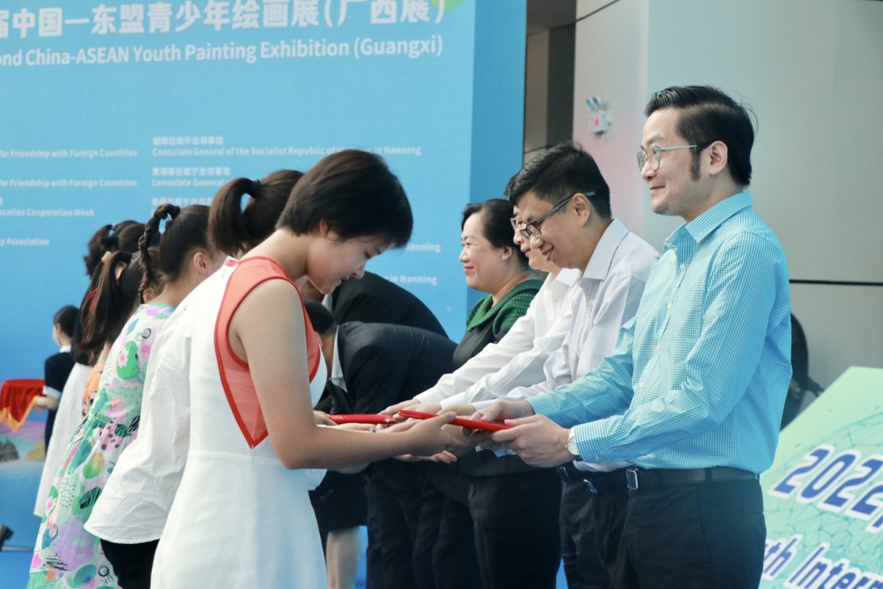 东盟-中国青少年绘画展在中国南宁市举行
