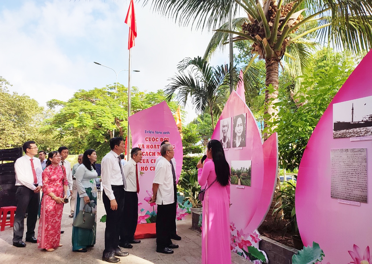 芹苴市举行庆祝9•2国庆节图片展和专题展