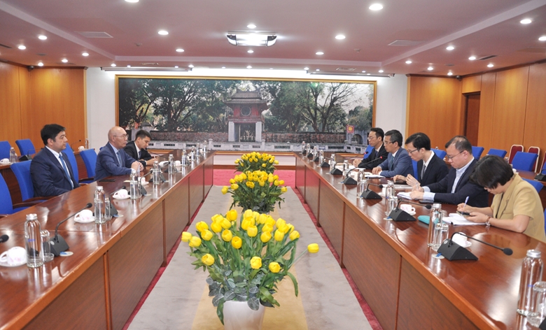 加强越南与哈萨克斯坦的金融合作