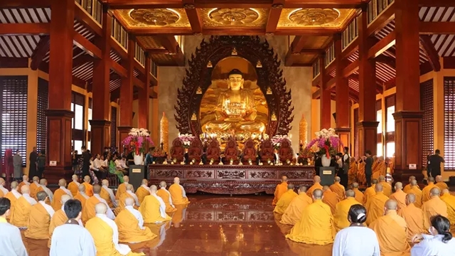 胡志明市为抗疫牺牲烈士和逝世同胞举行大型超度法会