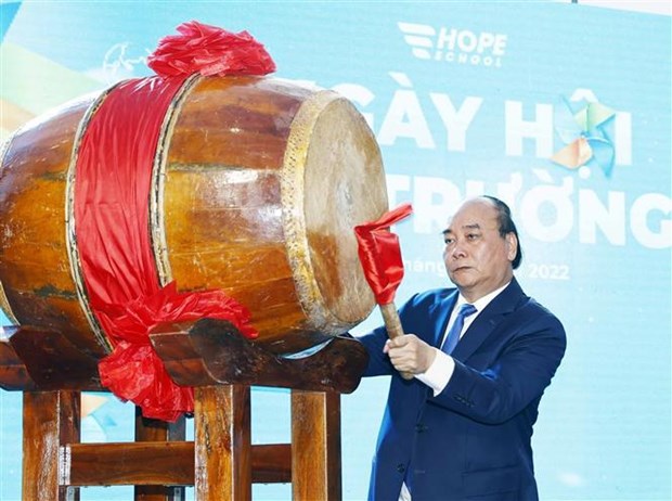 国家主席阮春福同新冠孤儿一起参加 “返校日”活动