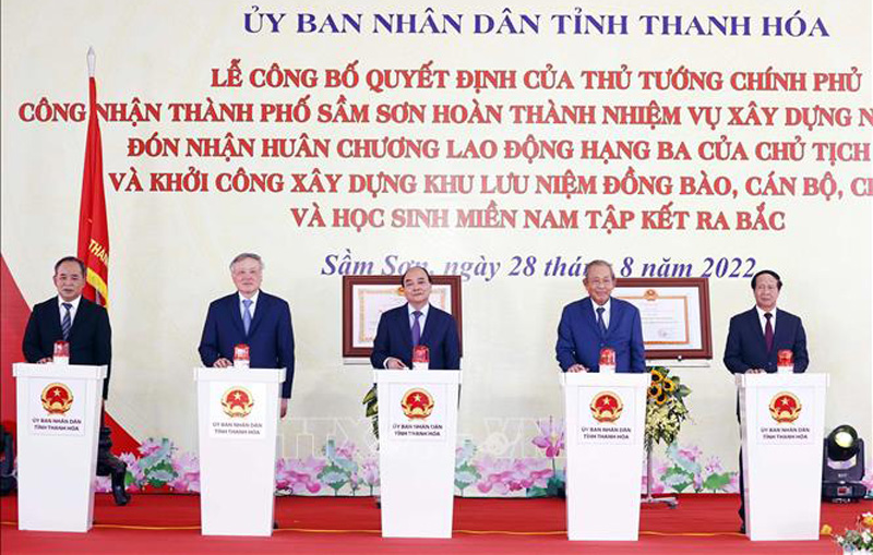 越南国家主席阮春福出席往北集结的南部同胞纪念区奠基仪式