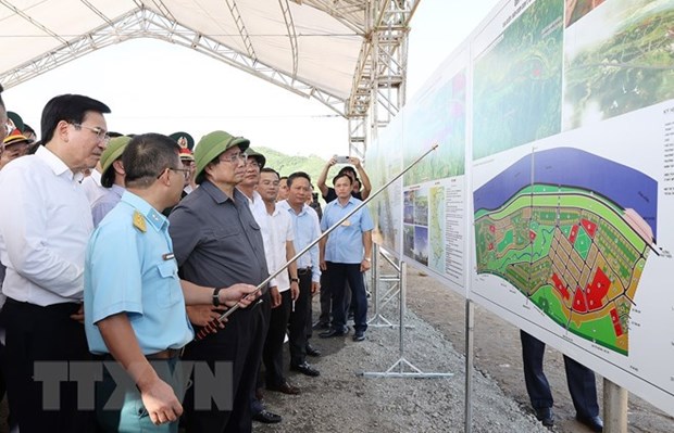 政府总理范明正视察老街省重点工程项目