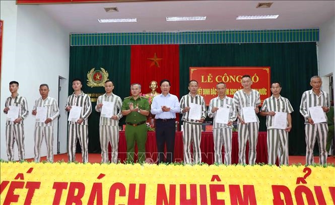 越南政府常务副总理范平明在永福省监狱出席国家主席特赦令公布仪式