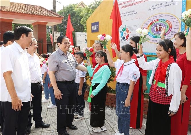 越南政府总理范明正考察富寿省安立镇小学