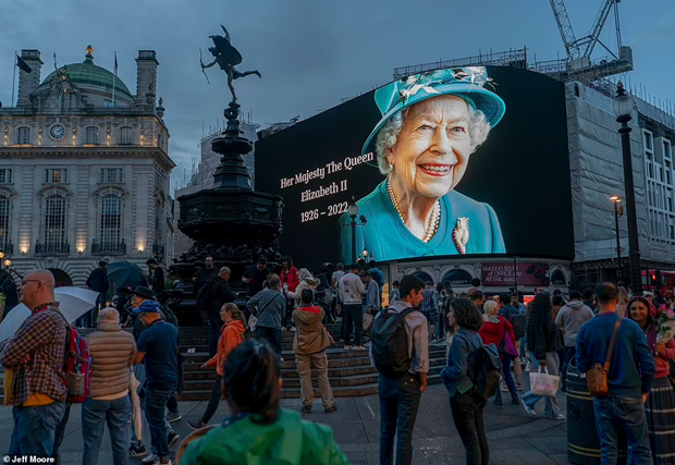 英国驻河内大使馆和英国驻胡志明市总领事馆为伊丽莎白二世女王设置吊唁簿