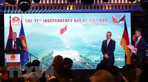 促进越德战略伙伴关系向纵深发展